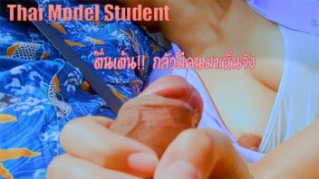 泰國大陰莖夾子 泰國護士，圖為Xxx美麗的大乳房加上蕩婦的陰莖 捉住司機的陰莖吸吮陰莖以換取車費。你可以問一下是否可以 泰語聲音聽起來真的很好聽。
