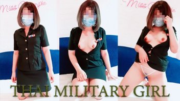 泰國Cosplay色情片剪輯 一個豐滿的白色泰國女孩在女性制服中挑逗和裂縫，同時挖出突出的陰戶
