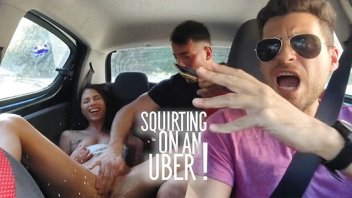 看完外國電影後，開着Uber去接乘客，然後和一個顧客輪姦陰道，他很饑渴。我在我的嘴裡。

