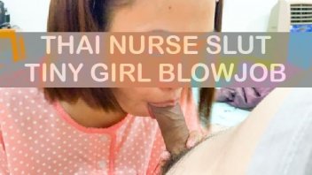 泰國語音剪輯4K小女孩護士在床上為男友吸吮陰莖 Mokkadoom. 吸取風箏的汁液和吸吮。
