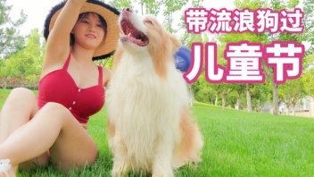 PornoHot: 18個動物和人 中國裸體模特Fancyyanyan向一隻喜歡她軀幹的狗開火，舌頭被燒傷，內褲也不見了。
